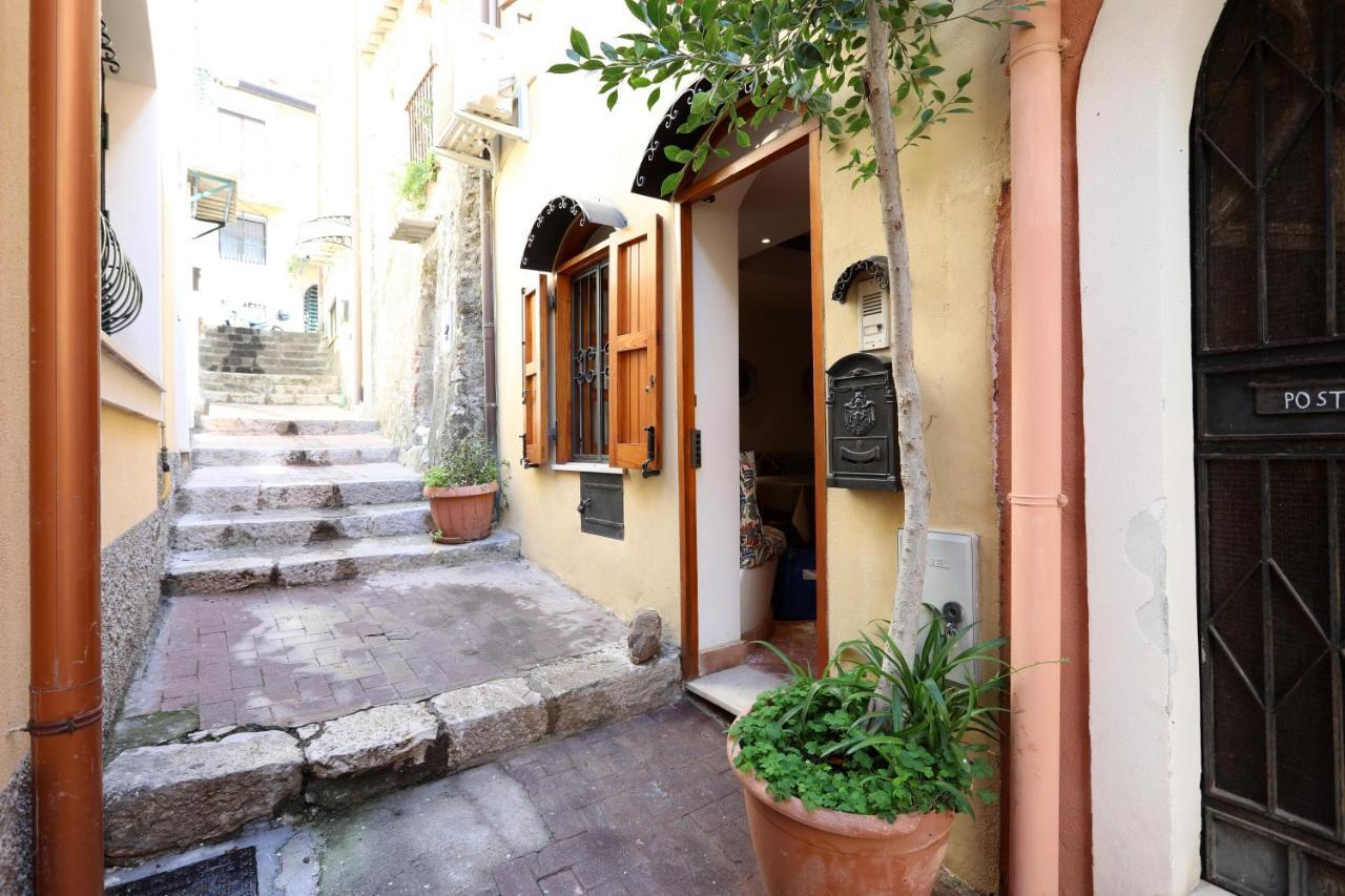 Porta Catania & Duomo Cozy Apartment Таормина Экстерьер фото